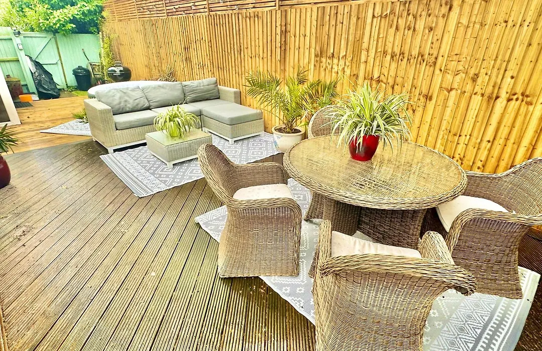 Large Family Home With Hot Tub - Sky Sports - Water Bed - Free Parking-1