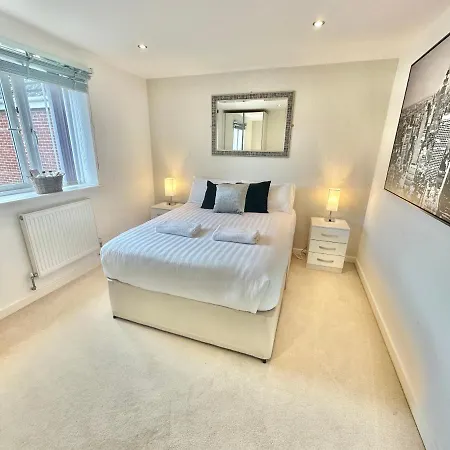 Large Family Home With Hot Tub - Sky Sports - Water Bed - Free Parking-2